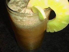 Orangen-Ingwer-Ananas-Kokos-Cocktail
